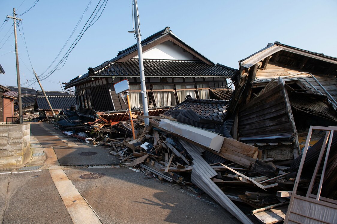 Casas derrumbadas en la localidad de Takojima machi. Si se presentan grandes réplicas es posible que los caminos queden aún más obstaculizados.