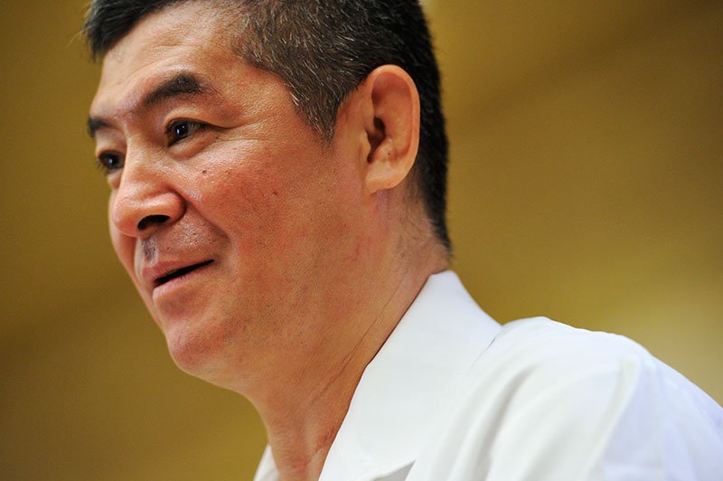青木 利勝●「鮨青木」二代目店主。埼玉県生まれ。日本体育大学を卒業後、1年間米国で遊学。帰国後、京橋の名店「与志乃」で修業し、その後、名人と謳われた父・義（よし）氏のもと、寿司職人の腕を磨く。28歳のとき、先代が急逝。二代目主人として「鮨青木」を継ぎ、現在に至る。