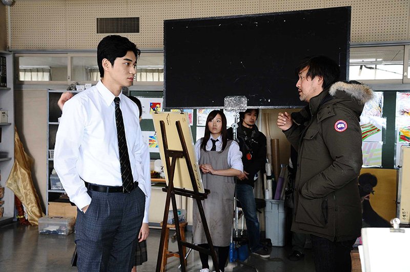 Jóvenes promesas del cine japonés actuando en Kiseijū. Higashide Masahiro (izquierda), joven actor de gran popularidad, encarna al protagonista que convive con el parásito. © 2014 Comité de Producción de Kiseijū