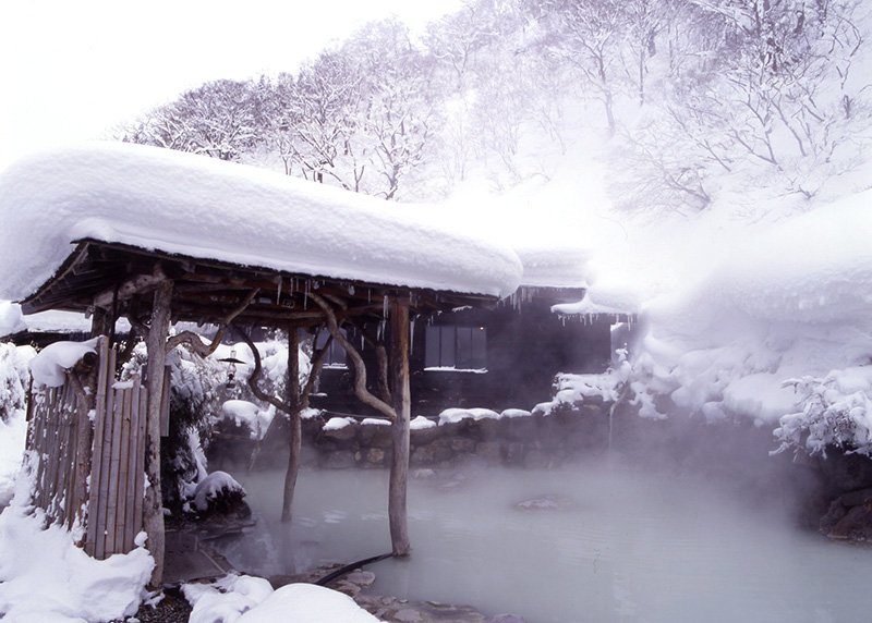 秋田県の乳頭温泉郷を代表する鶴の湯温泉。古き良き湯治場の雰囲気が味わえる秘湯（写真提供　鶴の湯温泉）。