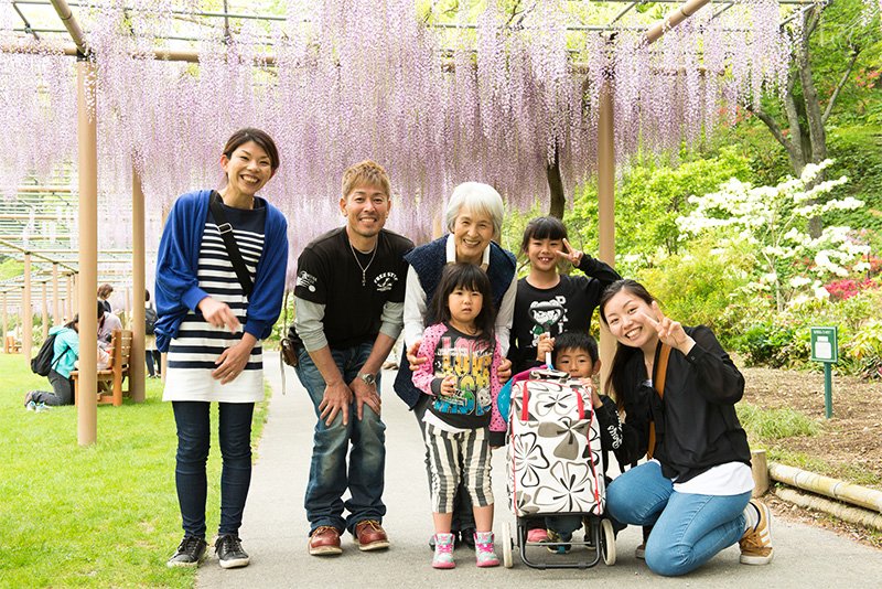 塚本さんと写真を撮りたがる入場者が絶えない （©コデラケイ）