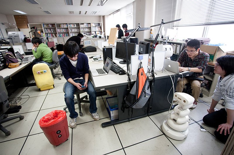 日常生活の中にロボットがいる。そんな共生社会がいずれ訪れるかもしれない。