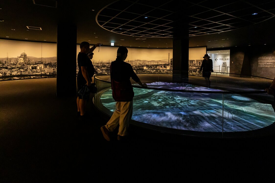 焦土のパノラマ写真を背景に、被爆の瞬間をCGで再現した「導入展示」