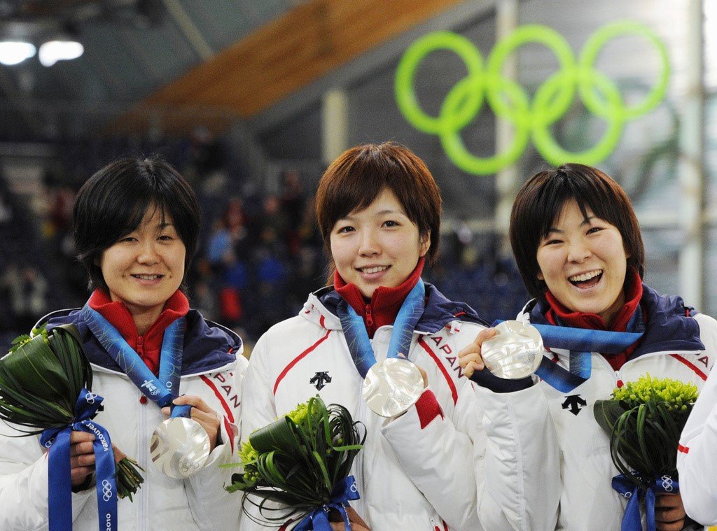 バンクーバー五輪のチームパシュートで銀メダルを獲得。左から田畑真紀、小平、穂積雅子（2010年2月27日、カナダ・バンクーバー）共同