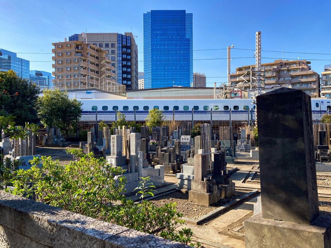 El cementerio centenario de Tōkaiji se encuentra encajonado entre las líneas Shinkansen, Yamanote y Keikyū. (© Gianni Simone)