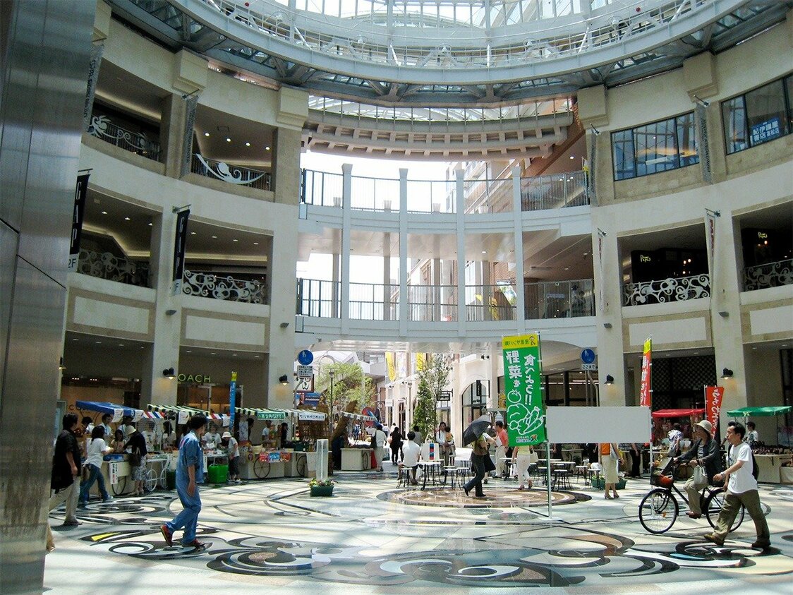 かつてのにぎわいを取り戻しつつある高松丸亀町商店街のガラスドームに覆われた広場（筆者撮影）