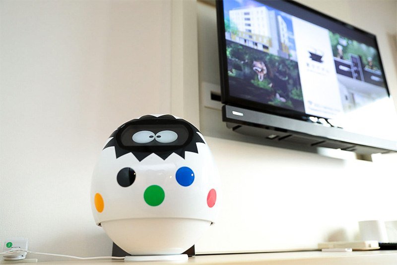 Todas las habitaciones están equipadas con un robot de interfaz llamado “Tapia”. Mediante comandos de voz ajusta la TV, el aire acondicionado, la iluminación de la habitación, etc. (Foto de Henna Hotel Maihama Tokyo Bay)