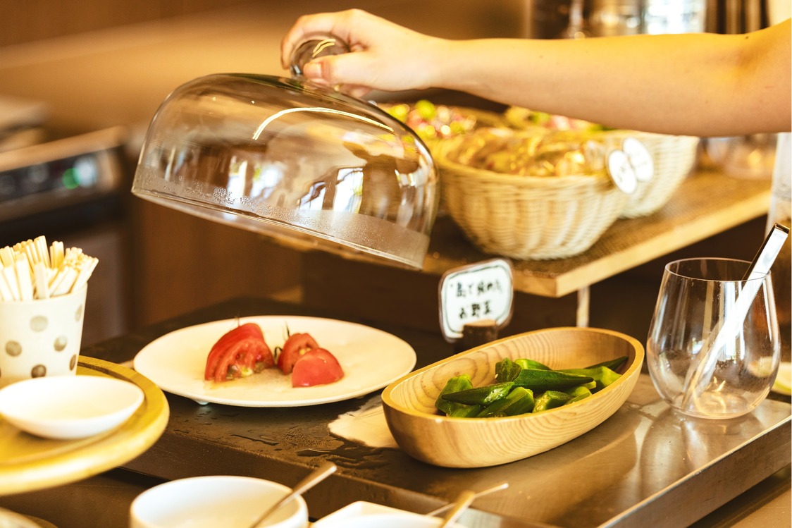 在“向阳柜台”，可品尝到当地产的蔬菜等食材（图片：江田岛庄）