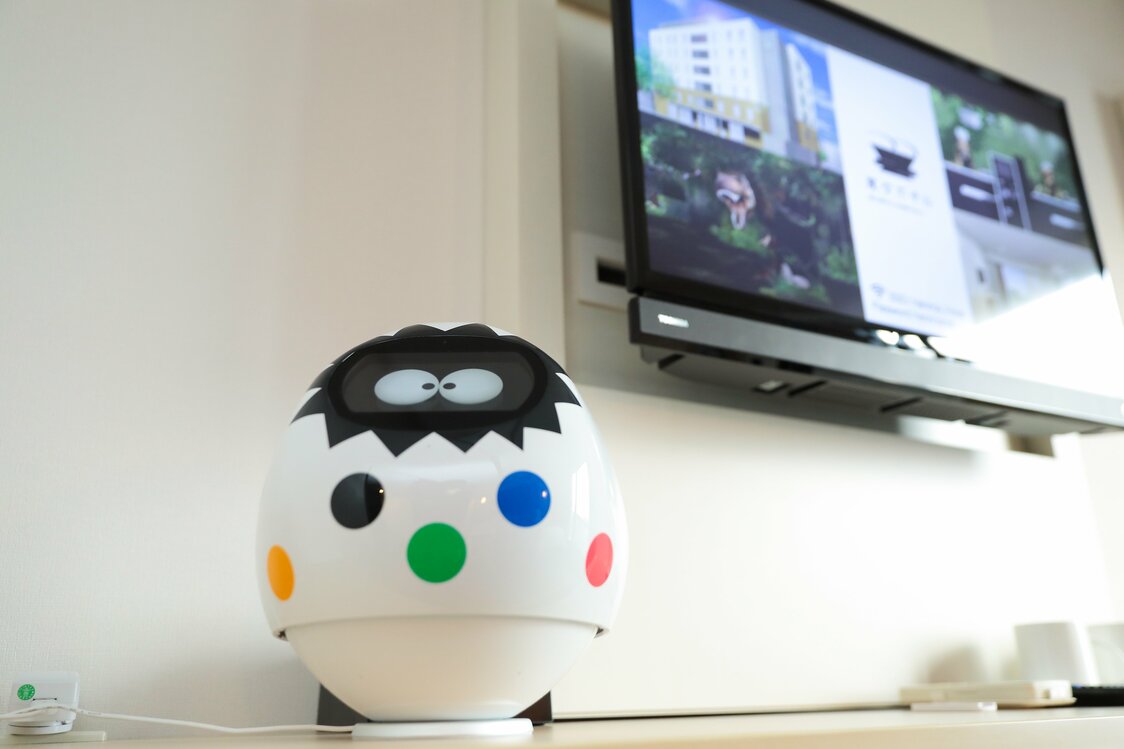 全室にコミュニケーションロボット「タピア」が設置され、話しかけるとテレビやエアコン、室内照明などの調整をしてくれる　写真提供：変なホテル舞浜 東京ベイ