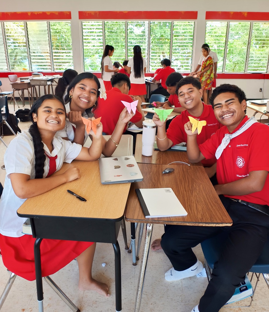 Los estudiantes del instituto Xavier muestran sus creaciones de origami. (© Julian Ryall)