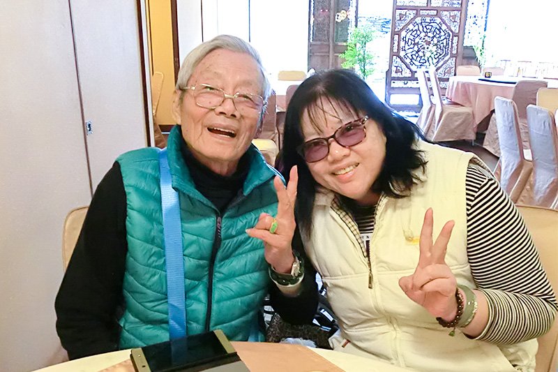 蕭錦文さん、四女の兆伶さんと、2018年1月（撮影：酒井 充子）