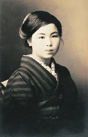 金子みすゞ（二十歳の時の肖像写真）