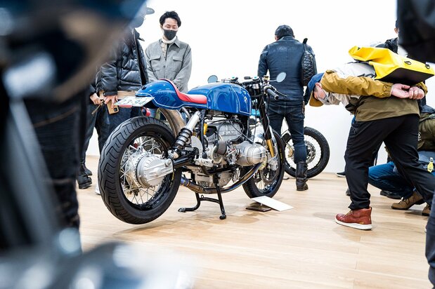 バイクファンやメディアの注目を集めた「全開か否か」の展示。オーナーの協力を得て、中嶋さんがこれまで製作した5台のバイクが展示された 筆者撮影