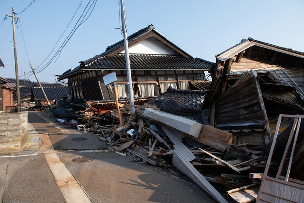 蛸島町の倒壊家屋。大きな余震であれば、また道がふさがれてしまいそうだ
