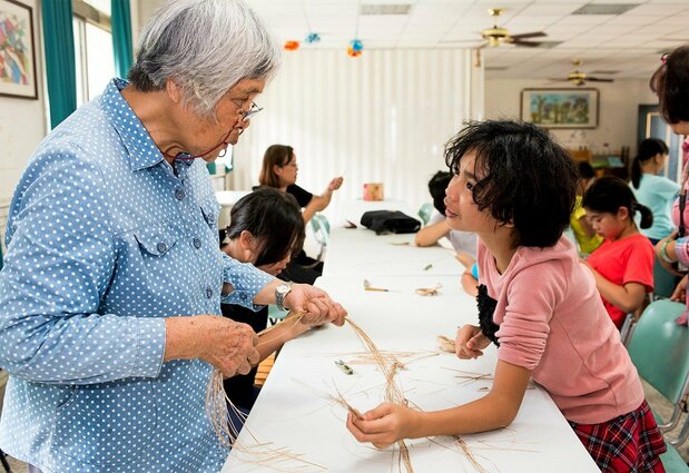 學習使用香蕉絲製造紡織品的課堂，噶瑪蘭族長老（圖左）正在傳授絲的用法，2019年4月10日，臺灣花蓮縣豐濱鄉新社地區（筆者攝影）