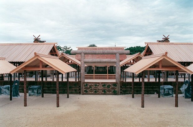 前回設営された大嘗宮=1990年11月撮影、皇居・東御苑(時事)