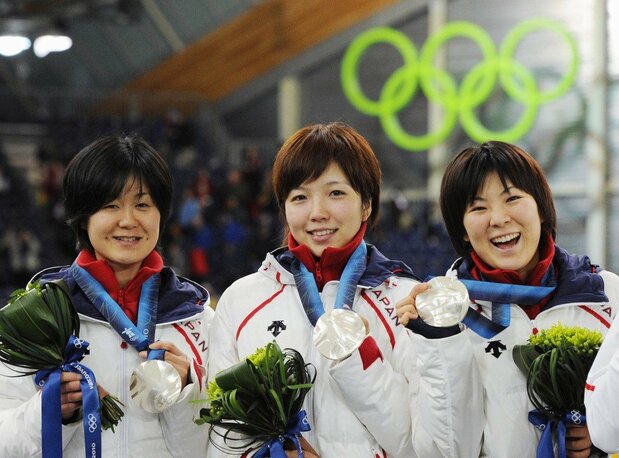 バンクーバー五輪のチームパシュートで銀メダルを獲得。左から田畑真紀、小平、穂積雅子(2010年2月27日、カナダ・バンクーバー)共同