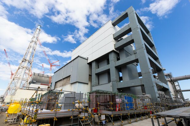 4号機。グレーの骨組みのような構造物は、使用済み燃料の取り出しなどのために設置された構台。事故を起こした1~4号機の中で唯一、4号機だけが燃料取り出しが完了している