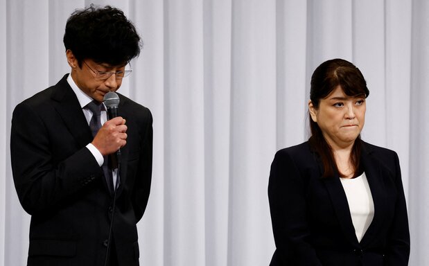 El nuevo presidente de Smile Up, Higashiyama Noriyuki, a la izquierda, y Julie Fujishima, anterior presidenta de Johnny & Associates, durante una rueda de prensa el pasado 7 de septiembre de 2023. (© Reuters/Kim Kyung-Hoon)