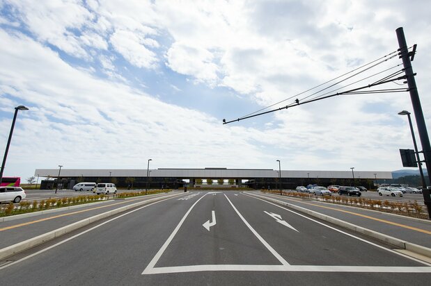 高田松原津波復興祈念公園の駐車場側から見た東日本大震災津波伝承館。建物右側（西側）には道の駅「高田松原」が入り、中央の通路を抜けると「追悼の広場」や海が望める献花台、奇跡の一本松へと続く