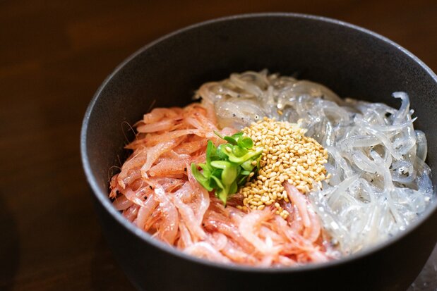 Nishokudon: tazón de arroz con sakuraebi y shirasu. (Pixta)