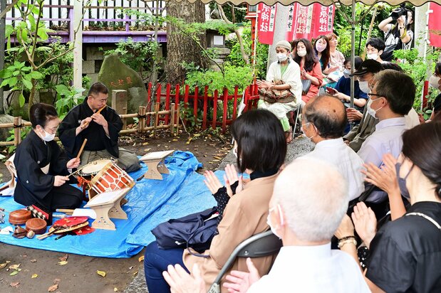 不少人为了欣赏敬神的歌舞艺术表演而参加法事活动。图中表演者为伴奏师望月太左卫的班子