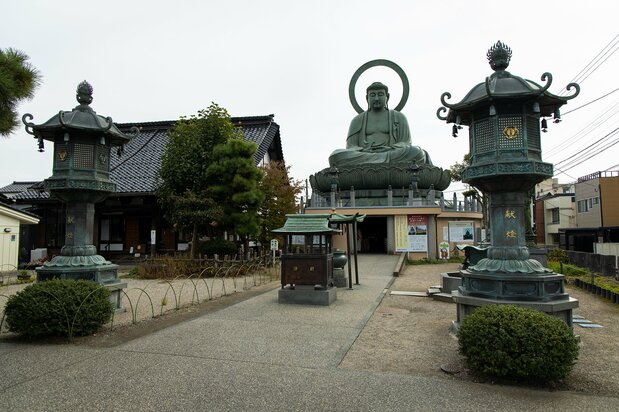 Often counted among the three Great Buddhas, the Takaoka Daibutsu is a 10-minute walk from Takaoka Station on the Ainokaze Toyama Railway.