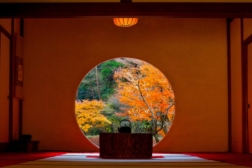Autumn’s brilliant colors glow through Meigetsuin’s “window of enlightenment.” (© Harada Hiroshi)
