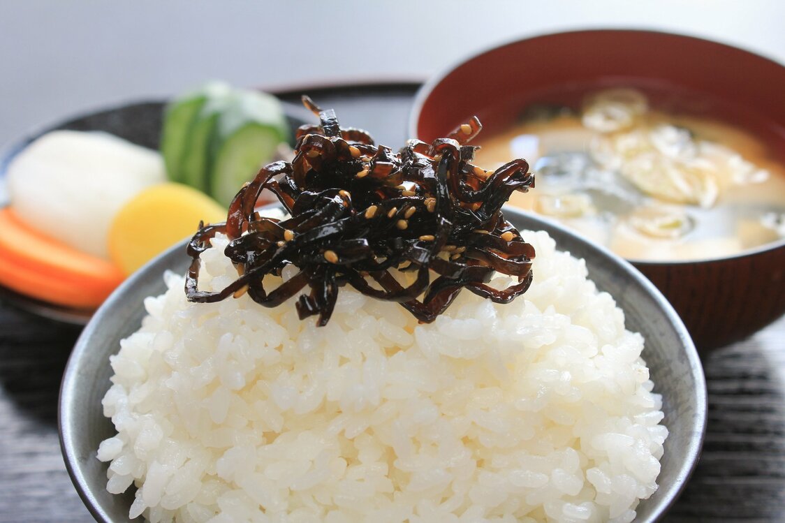 黒や茶色など濃い色をしたつくだ煮は、見た目も味も白いご飯と相性抜群　写真：PIXTA