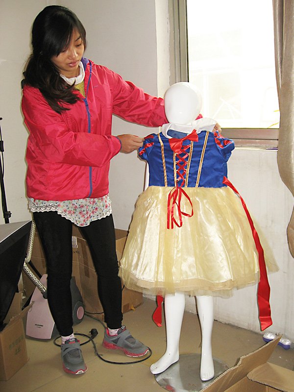 Cosplay服飾工廠的員工在展示公司產品