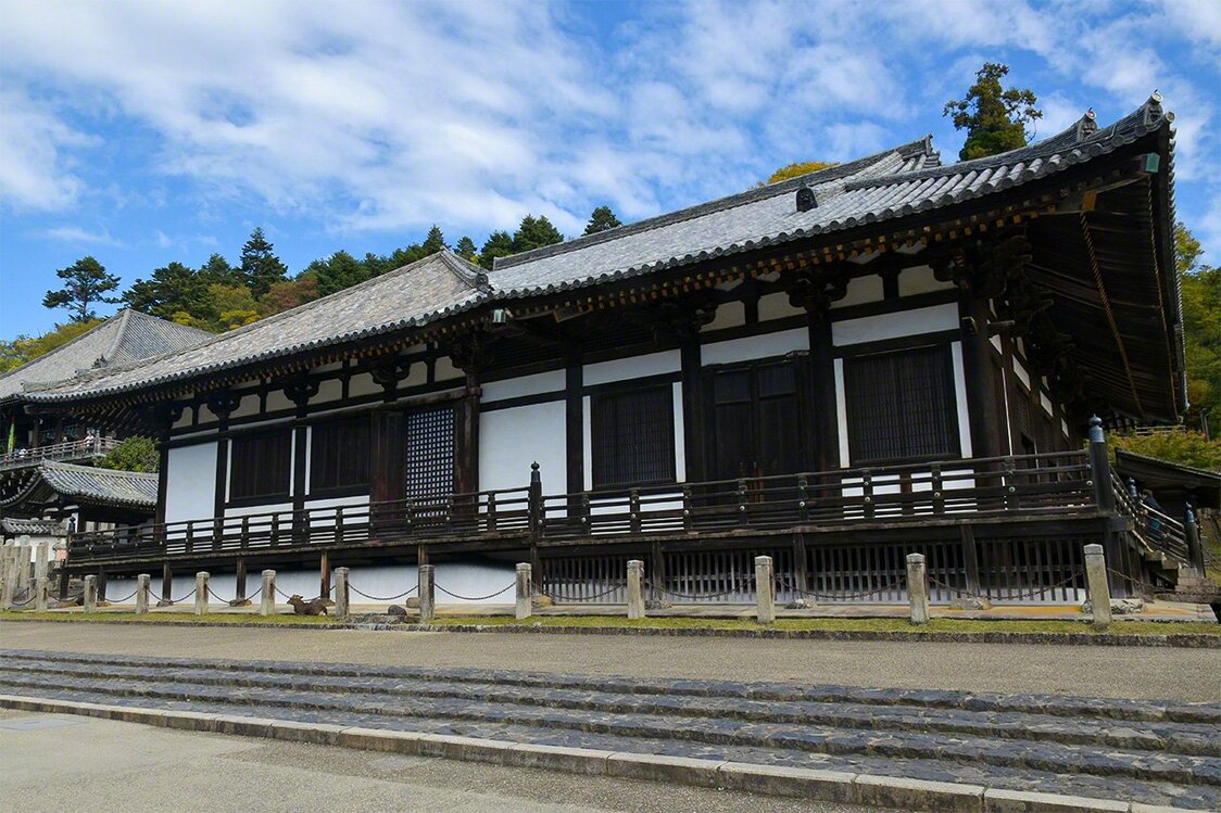 法华堂如今供奉着10尊国宝级佛像。右侧礼堂为僧人重源于镰仓时代扩建。两座殿宇建于不同时代，风格融为一体