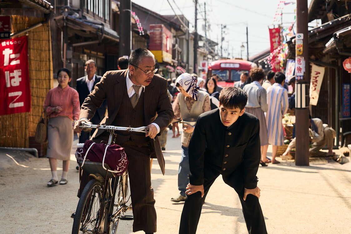 昭和30年代の街並みに混乱する博史（及川桃利、右） ©︎2026 映画「遥かな町へ」BARCOS