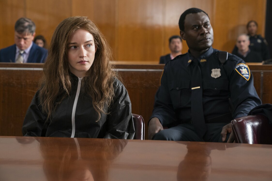 アンナの逮捕でドラマは始まる　Netflix『令嬢アンナの真実』