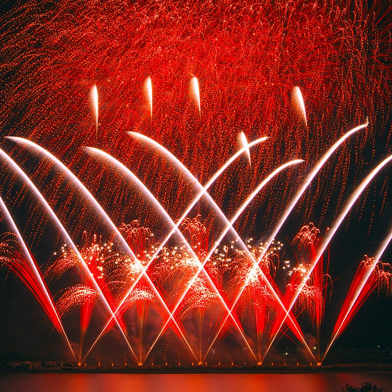 “Andanada de fuegos artificiales”; ciudad de Yatsushiro (prefectura de Kumamoto), durante la Competición Nacional de Fuegos Artificiales de Yatsushiro.