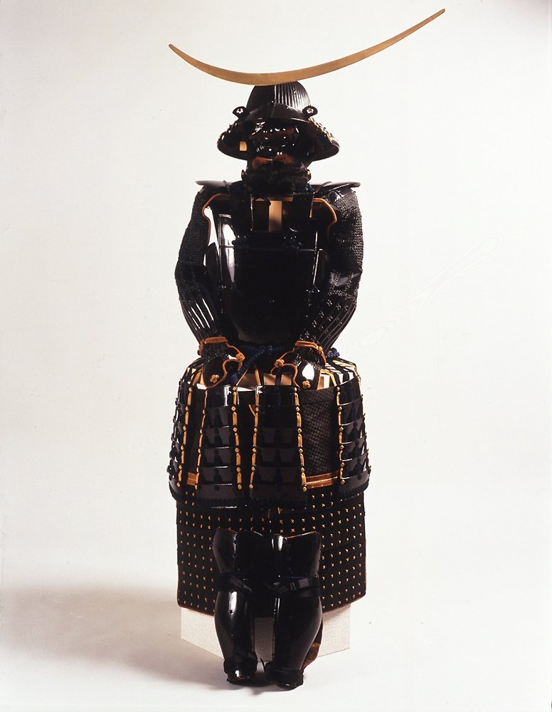 L’armure en laque noire portée par Date Masamune, Bien national culturel important (avec l’aimable autorisation du musée de la ville de Sendai)