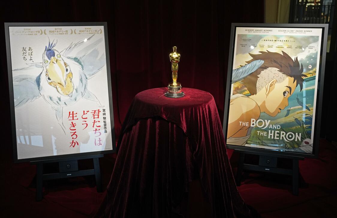 Cartel y estatuilla del Óscar de la película El chico y la garza, ganadora de dicho premio a la mejor película de animación; marzo de 2024. (Kyodo)