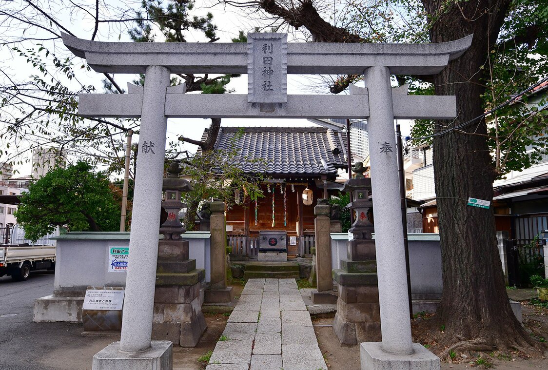 現在の利田神社。境内には鯨塚が残る
