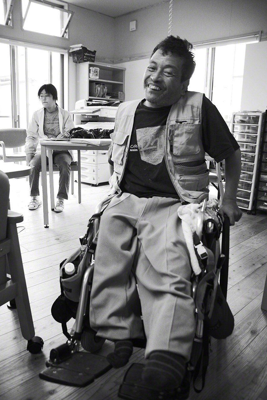 Nagai Isamu 17 ans plus tard. En décembre 2010, son état s’est subitement aggravé si bien qu’il est désormais incapable de s’asseoir dans son fauteuil roulant ou d’en sortir sans assistance. (Photo prise en 2011)
