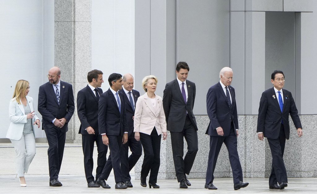 Prime Minister Kishida (at right) leaves Hiroshima Peace Memorial Museum with other G7 leaders on May 19, 2023. (© Reuters/Kyōdō)