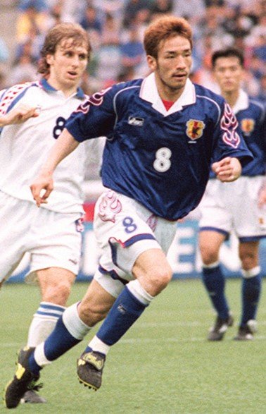 アシックスが手掛けた1998年モデル(W杯フランス大会用)を着てプレーする中田英寿選手。両袖にあしらった炎の柄が印象的で「炎モデル」とも称される。不動明王が背負う炎「迦楼羅炎(かるらえん)」をモチーフにしている 共同