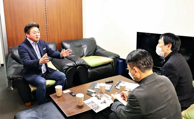 現役当時のエピソードをユーモアも交えて話す舞の海さん。だが、力士時代の舞の海さんは、記者たちの間では無口で知られていた。頭の中は常に「明日の相撲」のことで一杯だったのだ 撮影:ニッポンドットコム編集部