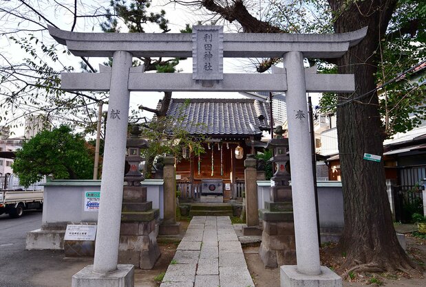 現在の利田神社。境内には鯨塚が残る
