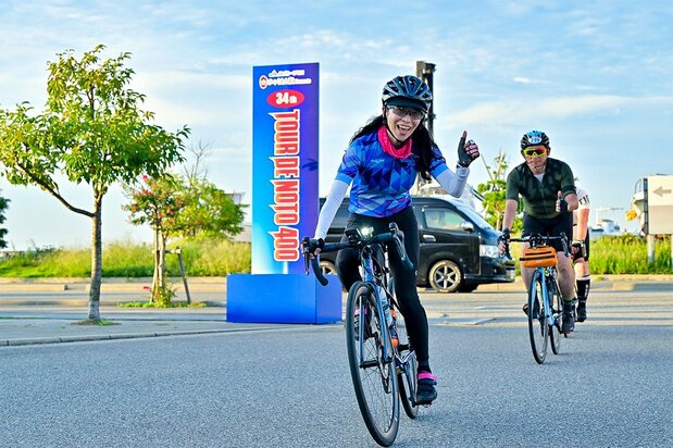 参加“能登自行车赛”(Tour de Noto)的笔者