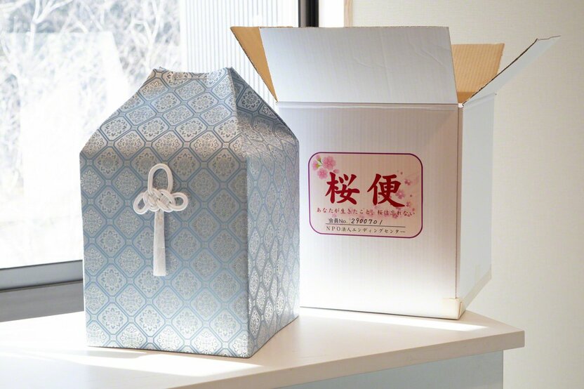 重たい骨つぼを埋葬場所まで運べない高齢者や、会葬者がいない人のために、大切に梱包して届ける仕組み「桜便」も整えた