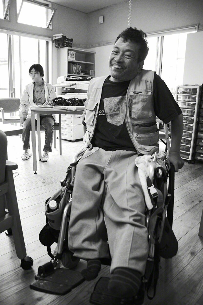 Nagai Isamu 17 ans plus tard. En décembre 2010, son état s’est subitement aggravé si bien qu’il est désormais incapable de s’asseoir dans son fauteuil roulant ou d’en sortir sans assistance. (Photo prise en 2011)
