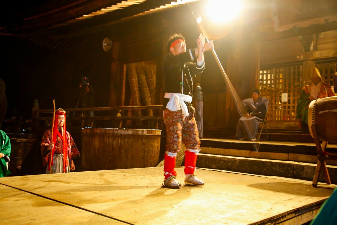 Cortando los malos espíritus con una espada naginata.