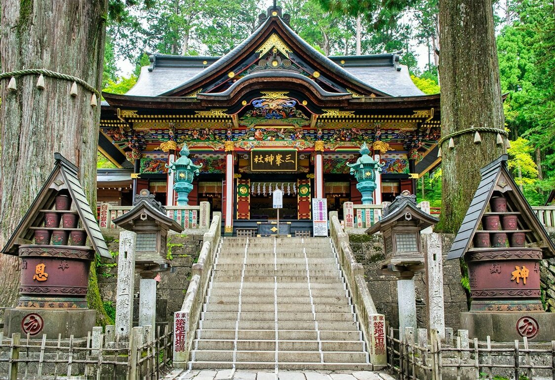 秩父市三峯神社的主殿。三峯神社坐落在三峰山顶，相传它是由日本古代传奇人物日本武尊所建 ©PIXTA