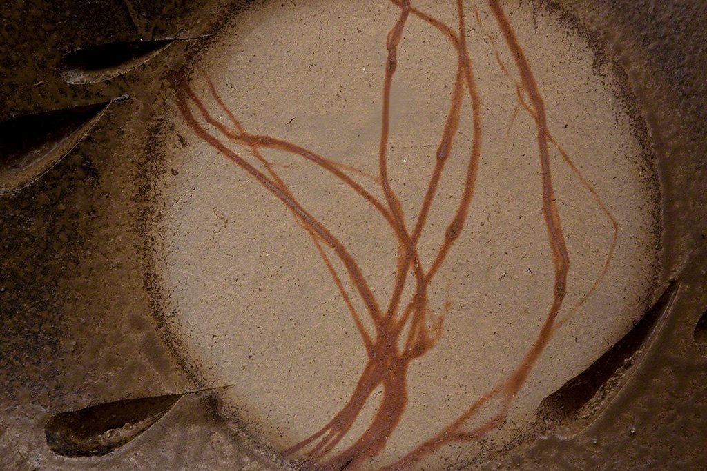 The “hidasuki” markings resulting from the chemical reaction between the iron in the clay and the straw in the kiln.