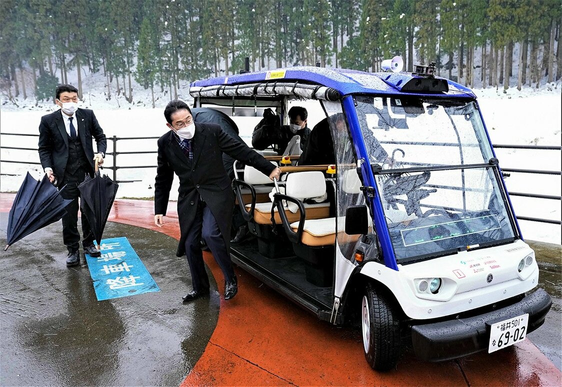 永平寺町の「レベル4自動運転サービス」の実証実験には、岸田文雄首相（左から2人目）も視察に訪れ、試乗した＝2023年2月4日、福井県　時事