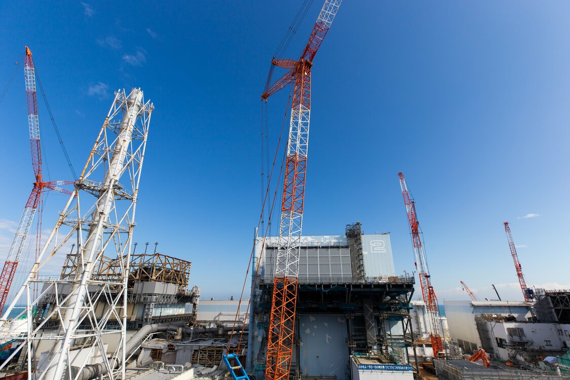 廃炉作業が進む1号機（左奥）と2号機